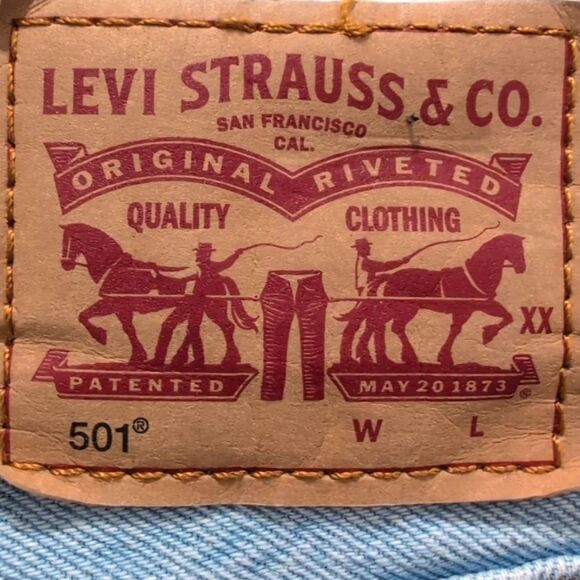 Levi's 501 Women's Original Cropped & Distressed Jeans - Size 26x26" - Picture 3 of 4